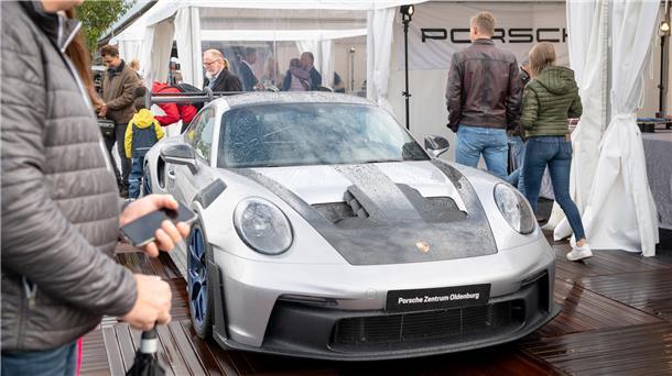 Mit Bildern: Klimakleber verschonen die Porsche-Party in Bremerhaven Leute stehen um ein Auto