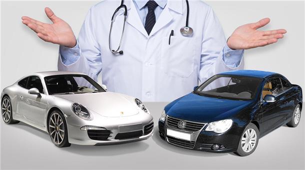 Ein Porsche steht neben einem VW EOS Baujahr 2009.