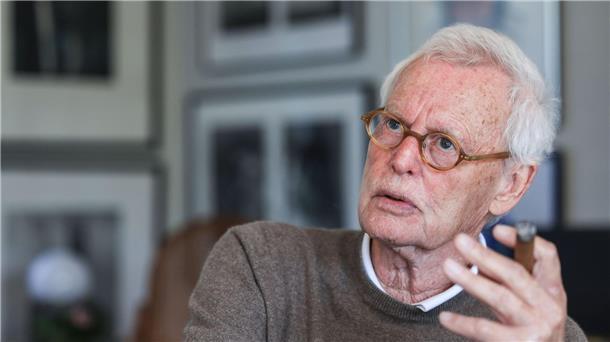 Der Porträtfotograf Konrad Rufus Müller in seinem Wohnzimmer: Er hat alle deutschen Bundeskanzler seit Adenauer fotografiert.