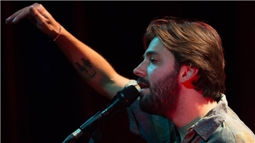 Der portugiesische Sänger Salvador Sobral tritt am Mittwoch in Bremen auf.