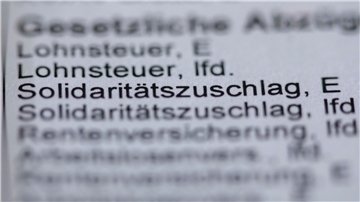 Der Posten Solidaritätszuschlag auf einer Lohnabrechnung ist schon lange ein Streitpunkt, am Montag urteilt der Bundesfinanzhof darüber, ob er nun endgültig auch für besserverdienende fällt.
