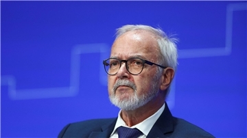 Der Präsident der Europäischen Investitionsbank Werner Hoyer nimmt an der Ukraine Recovery Conference teil.