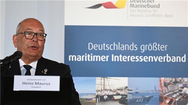 Der Präsident des Deutschen Marinebundes Heinz Maurus spricht zu Beginn des Deutschen Schifffahrtstags. 