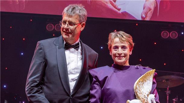 Dressurreiterin Werth als „Legende des Sports“ ausgezeichnet Der Präsident des Deutschen Olympischen Sportbundes, Thomas Weikert, überreichte Dressurreiterin Isabell Werth den Preis für die „Legende des Sports“.