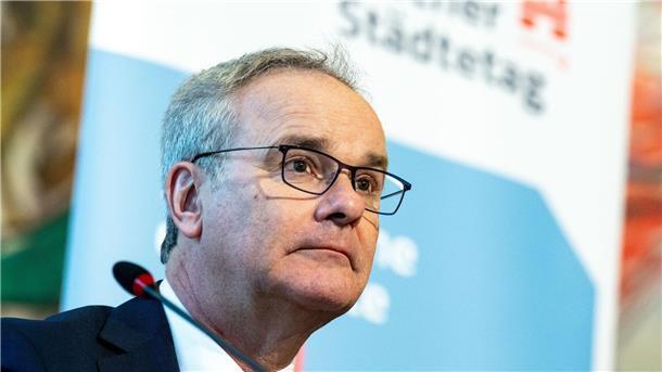 Der Präsident des Deutschen Städtetags Helmut Dedy fordert eine dauerhafte Finanzierung für die Flüchtlingsunterbringung.