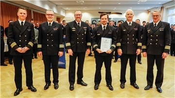 Admiral-Kriebel-Preis: Preisträger begeistert für Technik Der Preisträger, Kapitänleutnant Pascal Budzinski (3.v.r) wird umrahmt (v.l.) von Fregattenkapitän Christian Inan, Kommodore des MFG 5, Kapitän zur See Carsten Holtgreve, dem Chef des Stabes, Kapitän zur See Holger Schmitt, dem Kommodore des MFG 3, Kapitän zur See Oliver Ottmüller und Marineflieger-Kommandeur, Kapitän zur See Broder Nielsen.