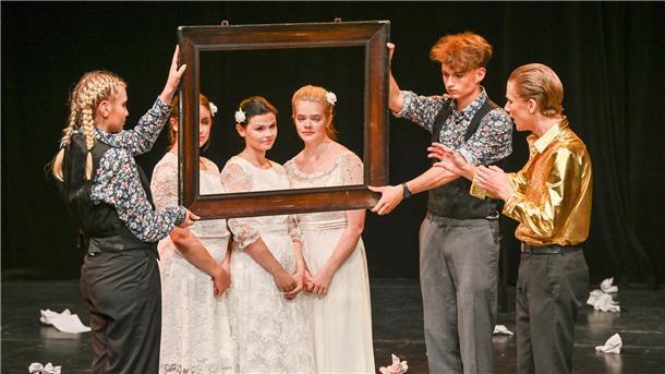 Der Prinz (Jakob Schröder) verliebt sich in das Bild von Emilia Galotti. Dass mit Lucie Cochius, Rebekka Jakomeit und Laura Szablewski gleich drei Emilias im Hochzeitskleid auf der Bühne stehen, erklärt sich am Ende des Stücks. Piet Roch als Marinelli und Christiane Breuer als Angela sind die treuen Helfer des Prinzen.