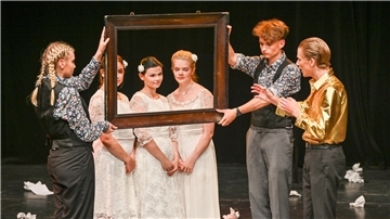 Der Prinz (Jakob Schröder) verliebt sich in das Bild von Emilia Galotti. Dass mit Lucie Cochius, Rebekka Jakomeit und Laura Szablewski gleich drei Emilias im Hochzeitskleid auf der Bühne stehen, erklärt sich am Ende des Stücks. Piet Roch als Marinelli und Christiane Breuer als Angela sind die treuen Helfer des Prinzen.