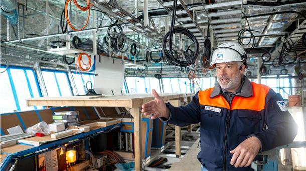 Hightech und LNG-Antrieb: Neue Mehrzweckschiffe in Bau Der Projektleiter präsentiert den künftigen Platz für den Kapitän.