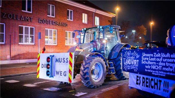 Ein Trecker mit einem Schild.