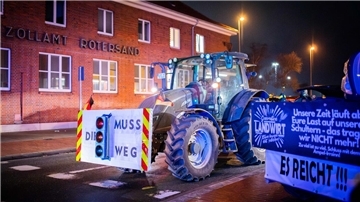 Ein Trecker mit einem Schild.