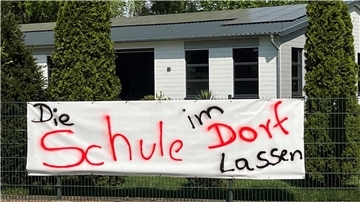 Protest gegen geplante Schulschließung in Wehdel