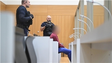 Der Prozess findet im streng gesicherten Saal des Oberlandesgerichts in Stuttgart-Stammheim statt.