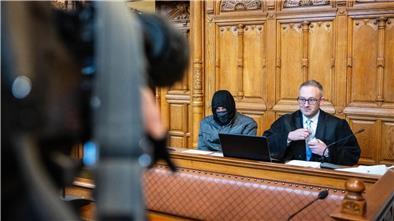 Der Prozess wurde nach Verlesung der Anklage unter Ausschluss der Öffentlichkeit fortgesetzt. 