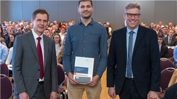 Der Prüfungsbeste aus dem Landkreis Wesermarsch Tim Selke mit IHK-Präsident Jan Müller (links) und Stefan Bünting, Bereichsleiter Bildung der IHK (rechts).