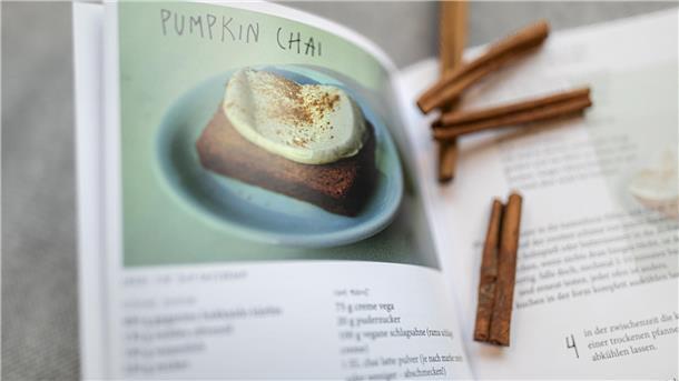 Das Backbuch, aufgeschlagen auf der Seite "Pumpkin Chai".