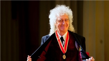 Der Queen-Gitarrist darf sich nach dem Ritterschlag jetzt Sir Brian May nennen.
