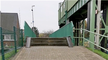 Der Radfahrer ist kaum losgefahren, da muss er schon absteigen. Wie kann man Barrierefreiheit am Geestesperrwerk gewährleisten? Zuständig für das Bauwerk ist Bremenports.
