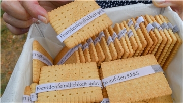 Der Rahmen des Wettbewerbes reicht von der Auseinandersetzung mit historischen Themen wie dem Nationalsozialismus über Probleme wie Gewalt oder Fremdenfeindlichkeit bis hin zu Vorstellungen über Zukunftswünsche.