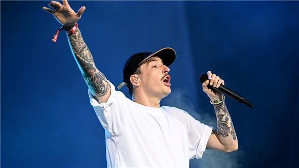 Der Rapper Casper (Benjamin Griffey) hat ein neues Album angekündigt. Das Album „nur Liebe, immer“ soll am 24. November erscheinen.
