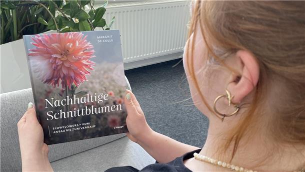 Deutscher Gartenbuchpreis 2025: Ratgeber „Nachhaltige Schnittblumen“ zu gewinnen Eine Frau hält das Buch "Nachhaltige Schnittblumen" in den Händen.