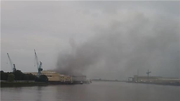 Der Rauch über der Lürssen-Werft in Lemwerder war am Mittwochabend deutlich zu sehen.