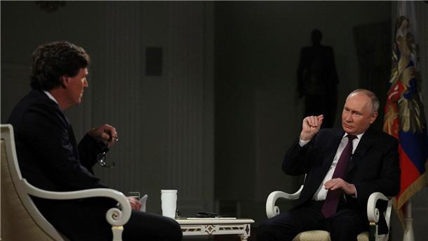 Krieg gegen die Ukraine: So ist die Lage Der rechte US-Talkmaster Tucker Carlson (l) führte ein Interview mit Russlands Präsidenten Wladimir Putin.