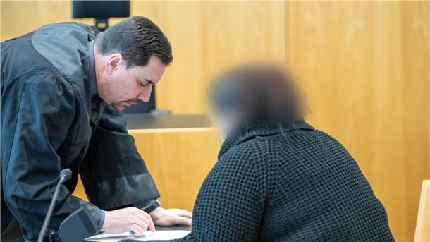 Mutmaßlich falsche Krankenschwester vor Gericht Der Rechtsanwalt Andreas Boukai spricht im Landgericht Augsburg mit seiner Mandantin.