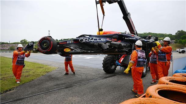 Der Red Bull von Sergo Pérez - demoliert und am Abschlepphaken.