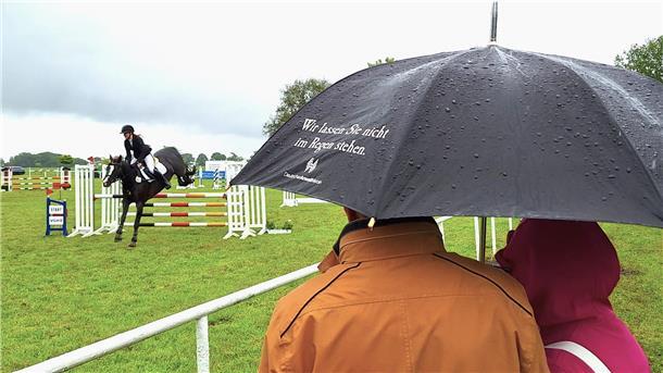 Menschen mit Regenschirm