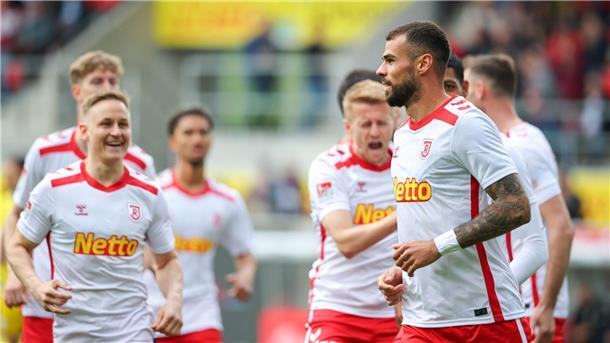 Der Regensburger Robin Ziegele (r) jubelt mit seinen Kollegen über seinen Treffer zum 1:0.
