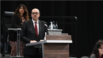 Bremens Regierungschef Andreas Bovenschulte (SPD) am Rednerpult. 
