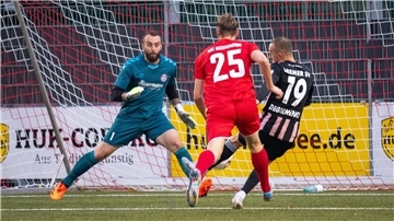 Der Regionalligist Bremer SV setzte sich in Unterzahl beim ESC Geestemünde durch. In dieser Szene erzielt Muzaffer Can Degirmenci das 2:0 für die Gäste. ESC-Torhüter Mitja Bieren und Mario Graske können das Gegentor nicht verhindern.