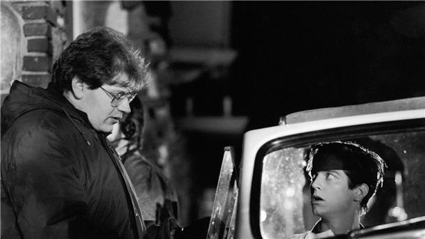 Arte-Doku zum Kultfilm „Zurück in die Zukunft“ Der Regisseur Robert Zemeckis (l) spricht mit Michael J. Fox (r) am Set des Films „Zurück in die Zukunft“.