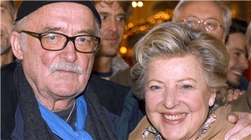 Der Regisseur und Erfinder der Fernsehserie "Lindenstraße" Hans W. Geißendörfer und die Schauspielerin Marie-Luise Marjan (Mutter Beimer) stoßen nach der Live-Ausstrahlung der 1559. Folge gemeinsam an.