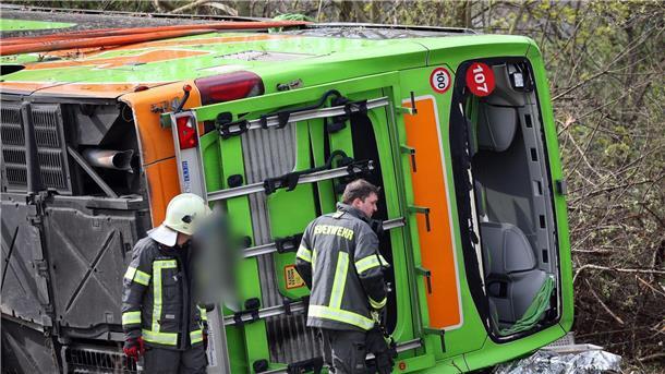 Busunfall auf A9: Polizei korrigiert Zahl der Toten auf vier Der Reisebus ist von der Fahrbahn abgekommen und auf die Seite gestürzt.