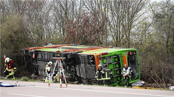 Busunfall auf A9: Polizei korrigiert Zahl der Toten auf vier Der Reisebus kam von der Fahrbahn ab und stürzte schließlich zur Seite.