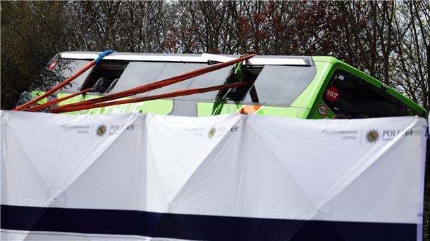 Busunfall auf A9: Polizei korrigiert Zahl der Toten auf vier Der Reisebus wird mit Hilfe von Gurten aufgerichtet.