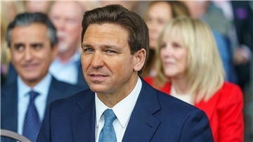 Der Republikaner Ron DeSantis stichelt gegen Donald Trump. Ihm werden große Chancen als Präsidentschaftsbewerber nachgesagt.