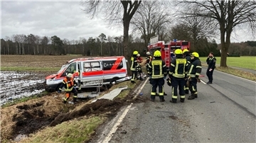 Der Rettungswagen überschlug sich mehrfach, die drei Insassen wurden verletzt.