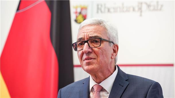 Ahr-Flut: Rheinland-pfälzischer Innenminister tritt zurück Der rheinland-pfälzische Innenminister Roger Lewentz gibt seinen Rücktritt bekannt.