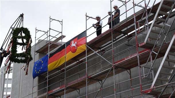 Der Richtkranz hängt am Neubau der Hallenschießanlage auf dem Gelände der Fallschirmjäger-Kaserne Seedorf.