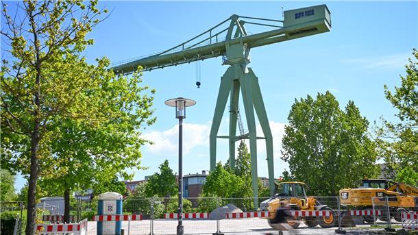 Der Rickmerskran steht im Bereich Kapitänsviertel, Jobcenter und Kita an der Geeste.