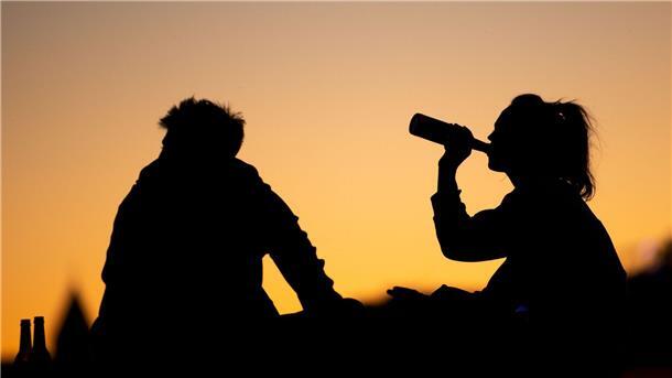 Der riskante Alkoholkonsum bei Frauen zwischen 18 und 25 Jahren nimmt seit 2015 zu.
