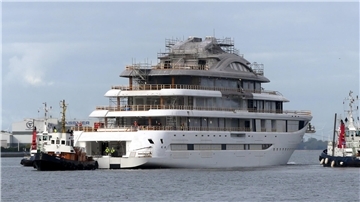 Der Rohbau der Megayacht „Devy“ wurde bei Lürssen in Bremen-Nord ausgedockt und an der Ausrüstungspier vertäut. Das rund 146 Meter lange Schiff soll 2027 abgeliefert werden.