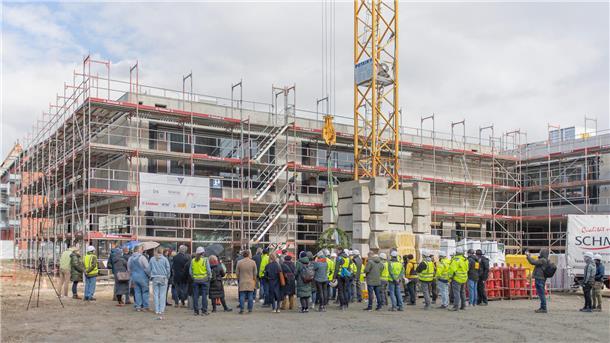 Der Rohbau der neuen Grundschule in Lehe steht: Am Mittwoch wurde das Richtfest gefeiert. 