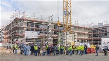 Der Rohbau der neuen Grundschule in Lehe steht: Am Mittwoch wurde das Richtfest gefeiert. 