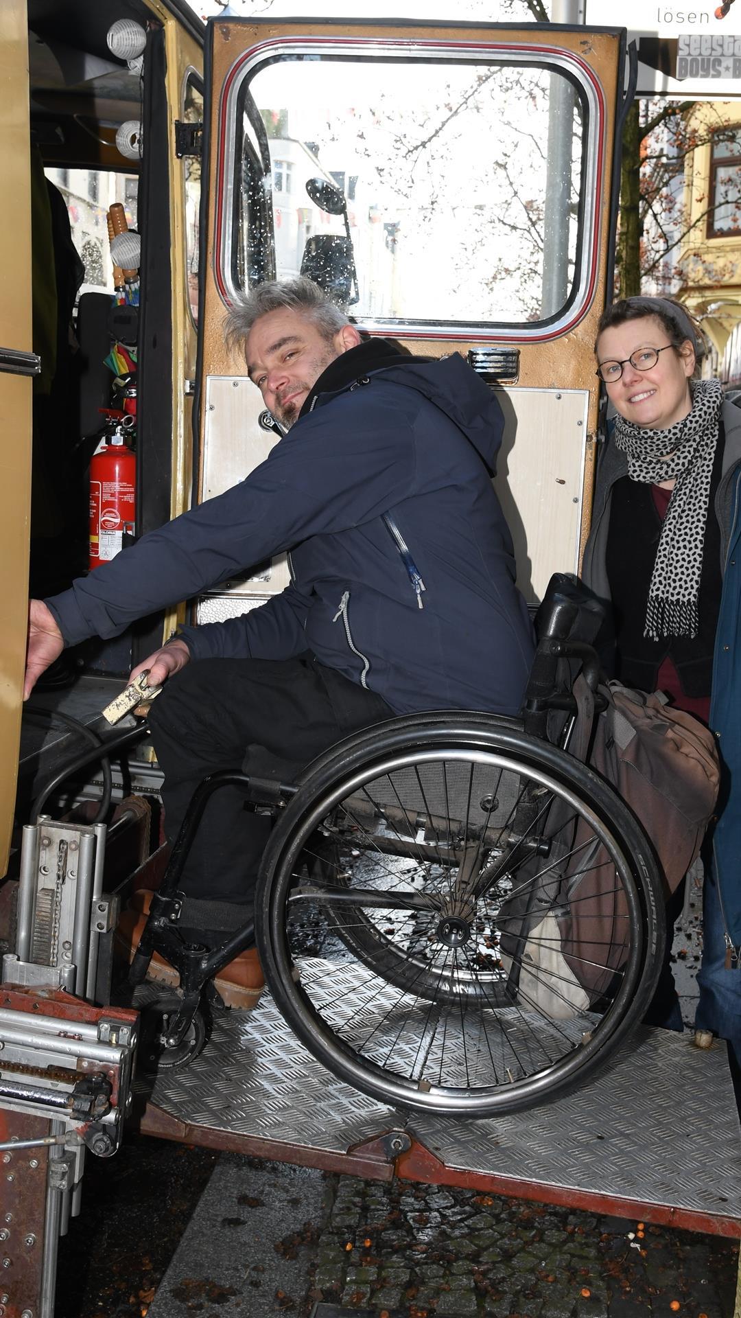 Start zum Weltenbummel im rollstuhlgerechten Laster Der rollstuhlgerechte Einstieg erfolgt mithilfe eines elektrischen Lifts in die Fahrerkabine.