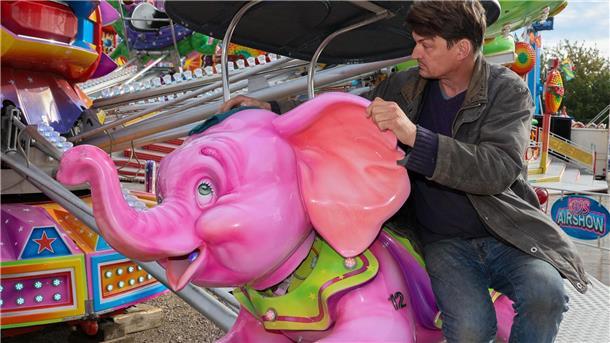 Der rosa Elefant wird geputzt, bevor der Rummel losgeht.