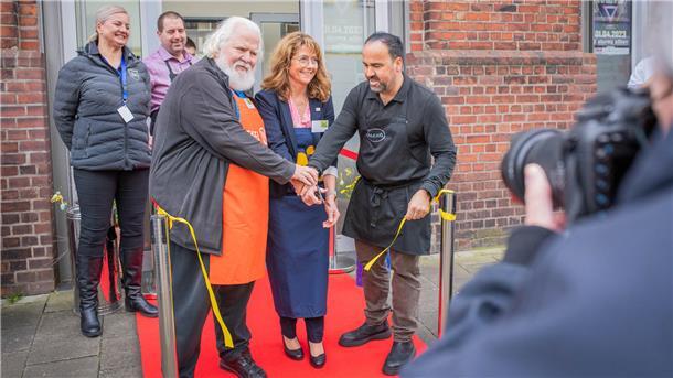 Ein Herz für 400 Bedürftige beim Oster-Festmahl in Bremerhaven Der rote Teppich ist eröffnet. Die Organisation des Osteressens war für (v. links) Manfred Jabs, Karin Treu und Alexis Vaiou harte Arbeit.
